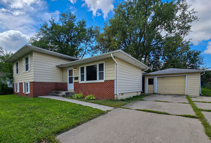 Property Photo: 1219 Arizona Avenue IA 50014