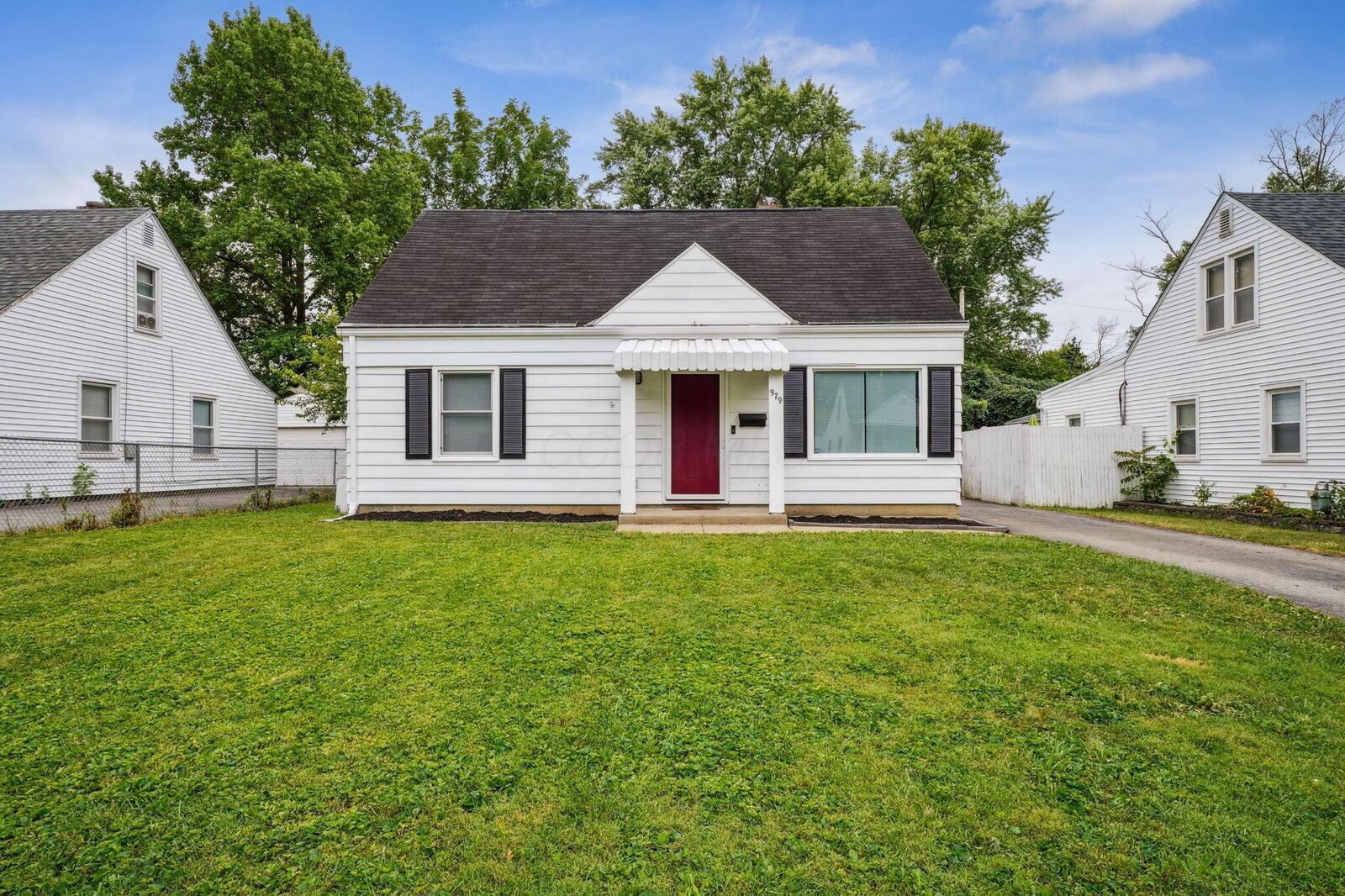Property Photo: 979 Blenheim Road OH 43224
