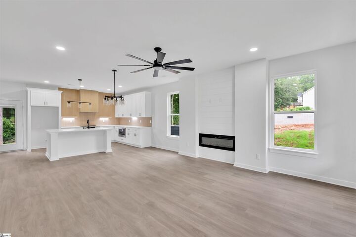 Property Photo: 318 W Caroline Street SC 29611