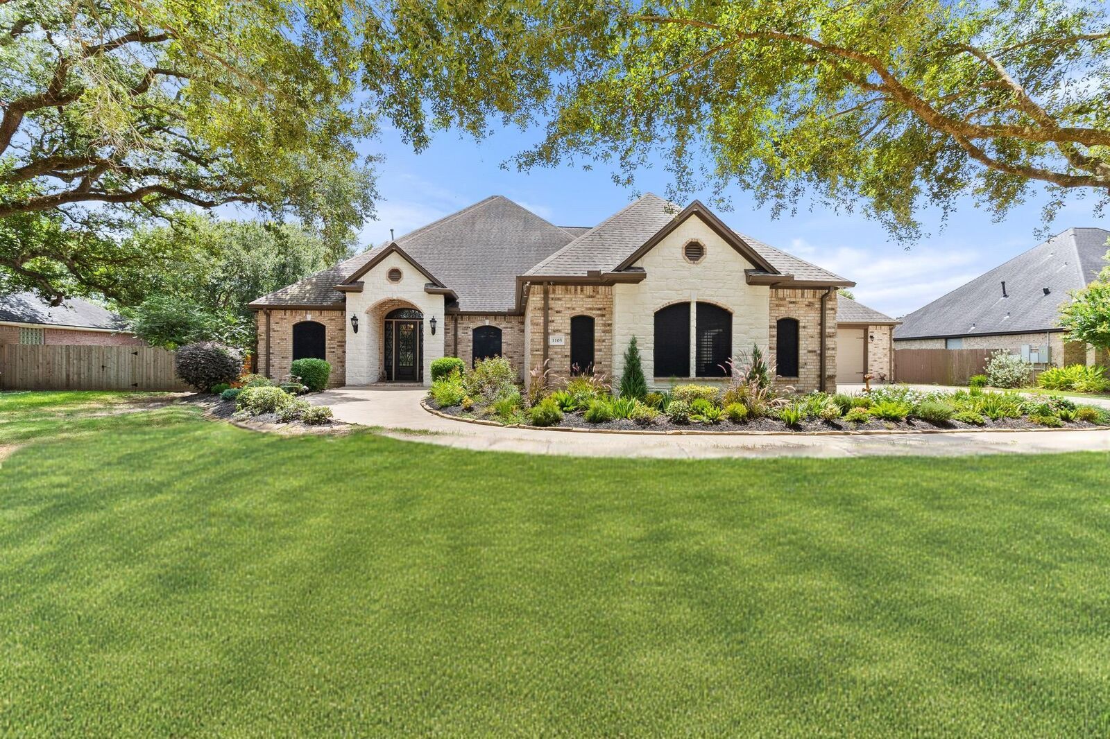 Property Photo:  1105 Oak Park Drive  TX 77515 
