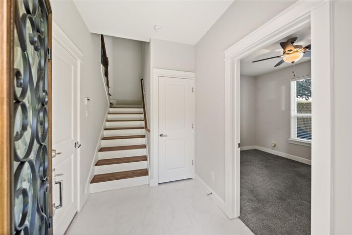 Property Photo: 850 W 20th Street TX 77008