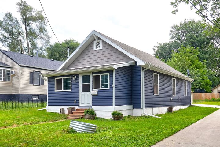 Property Photo: 2919 5th Avenue IA 50313