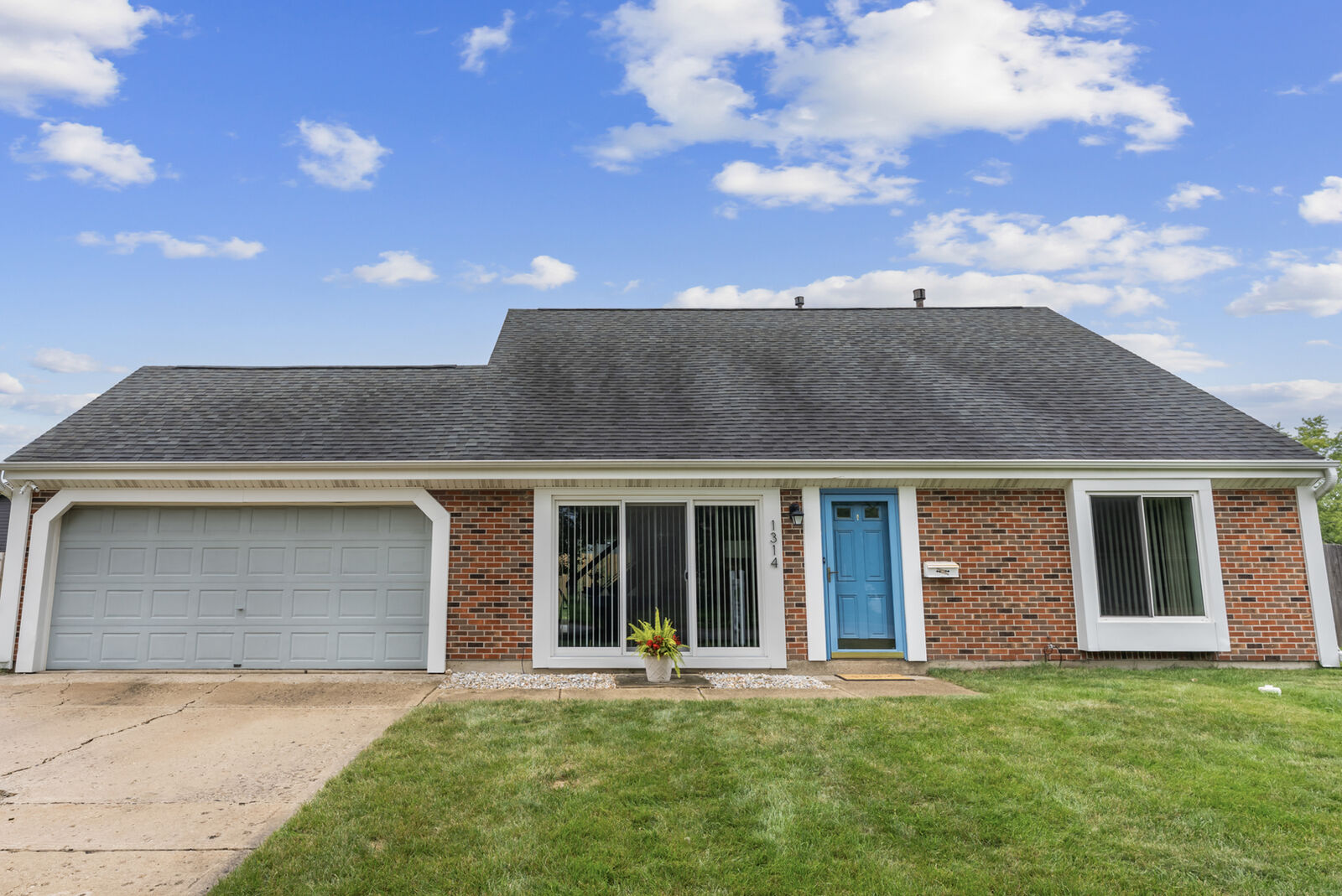 Property Photo: 1314 Appletree Lane IL 60506