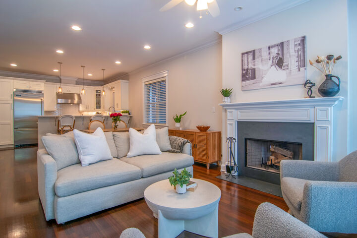 Property Photo: 2773 N Kenmore Avenue 1 IL 60614
