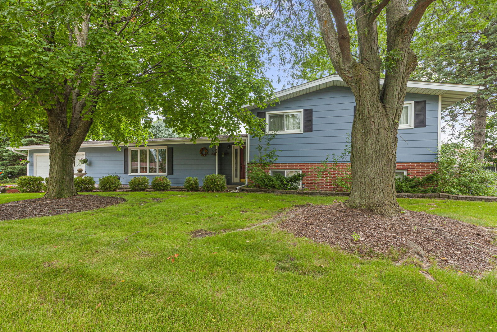 Property Photo:  613 N First Street  IL 60119 