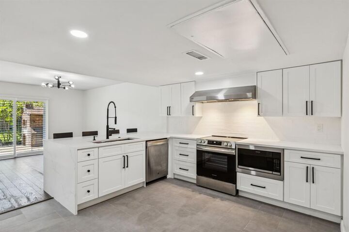 Property Photo: 2912 Woodcroft TX 75006