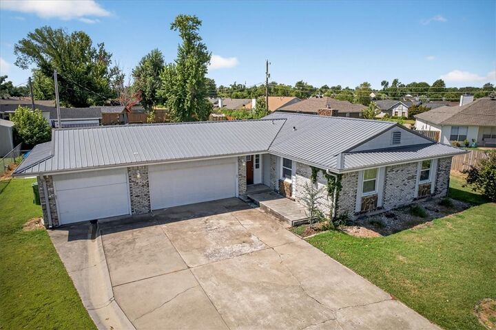 Property Photo: 2202 W Oak Street AR 72758