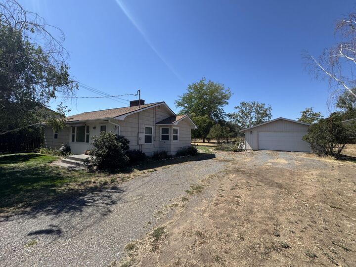 Property Photo: 2615 SW 21st Street OR 97756