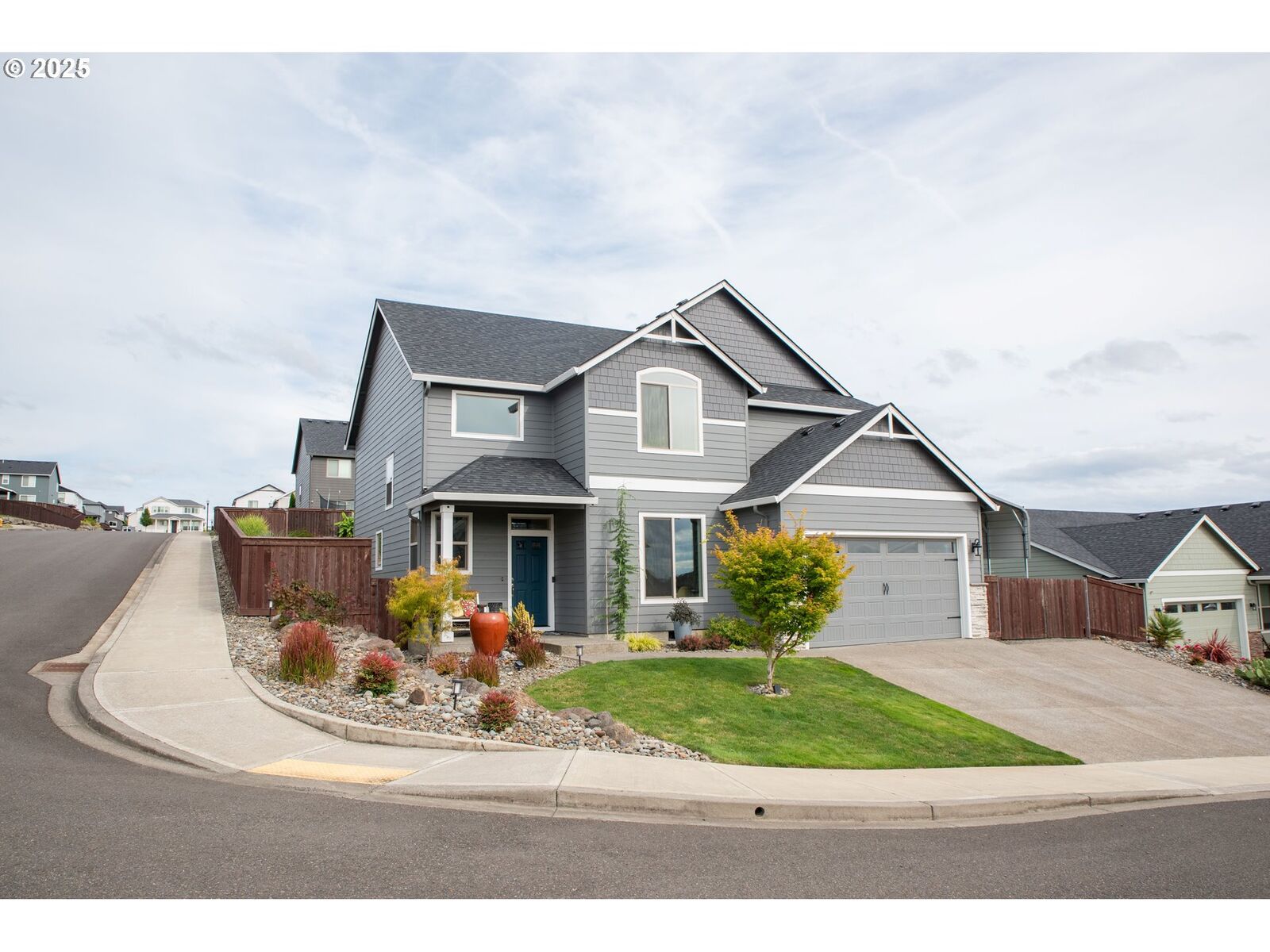Property Photo: 627 E Tanoak Ave WA 98629