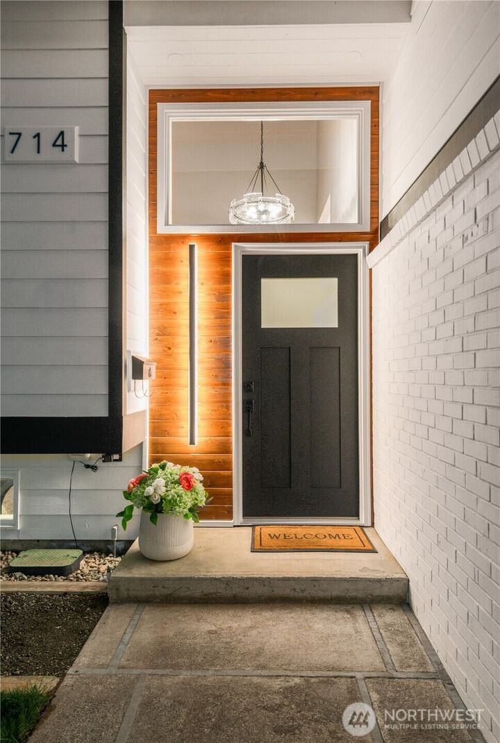 Property Photo:  714  High Avenue S  WA 98057 
