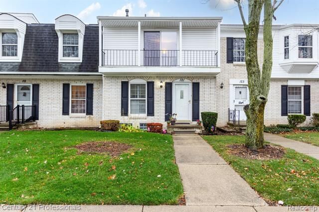 Property Photo: 121 Stratford Lane 92 MI 48309