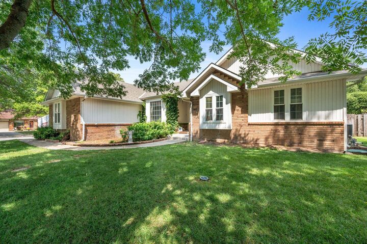 Property Photo: 1318 N Manchester Ct KS 67212