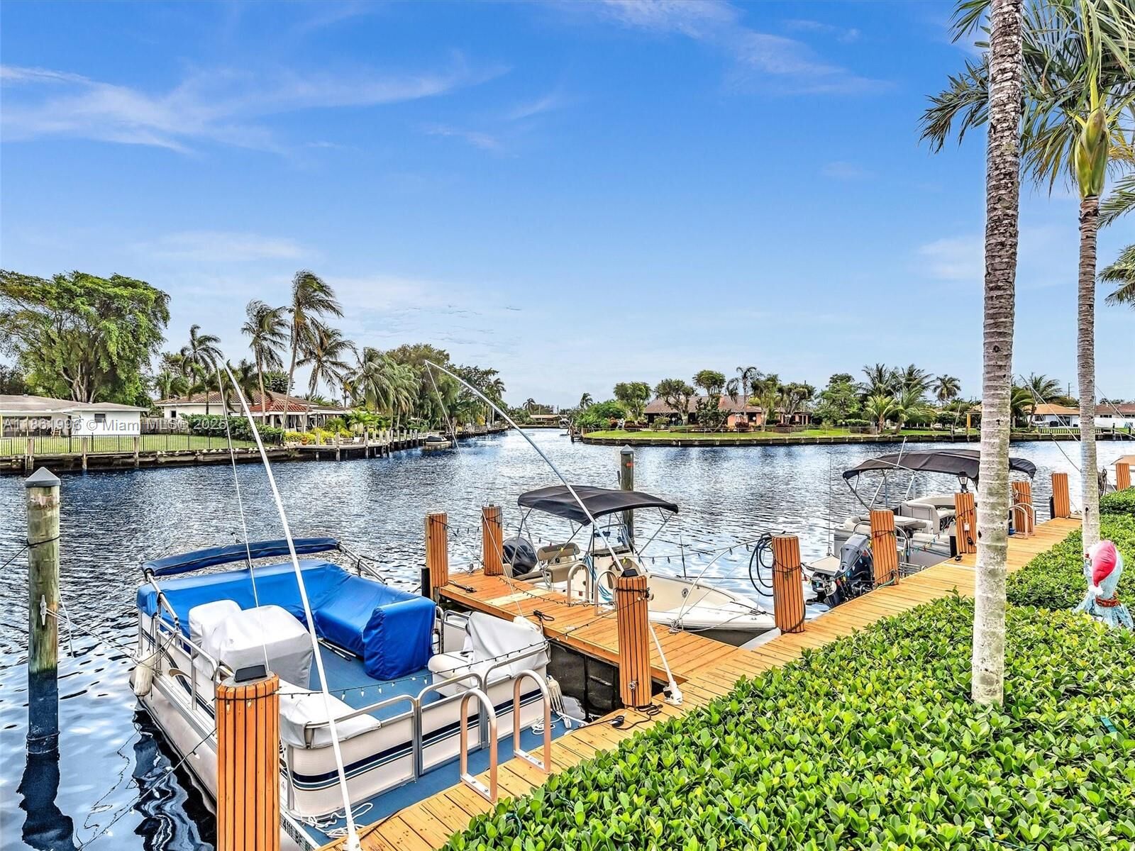 Property Photo: 120 Cypress Club Dr 202 FL 33060