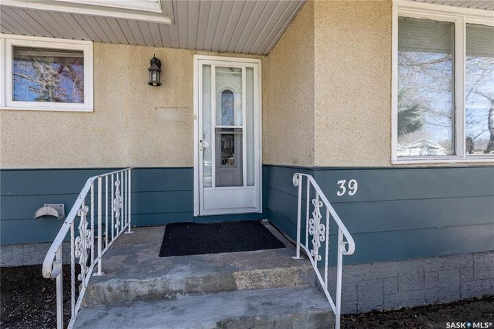 Property Photo:  39 Fuhrmann Crescent  SK S4R 5S4 