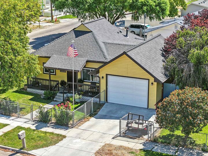 Property Photo:  128 12th Ave N  ID 83687-3952 