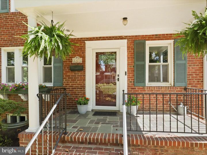 Property Photo: 2323 N Burlington Street VA 22207