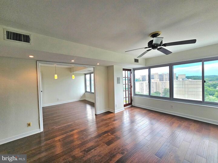 Property Photo: 5340 Holmes Run Parkway 1410 VA 22304