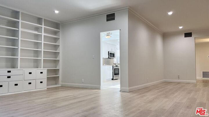 Property Photo:  1124 N Kings Rd  CA 90069 