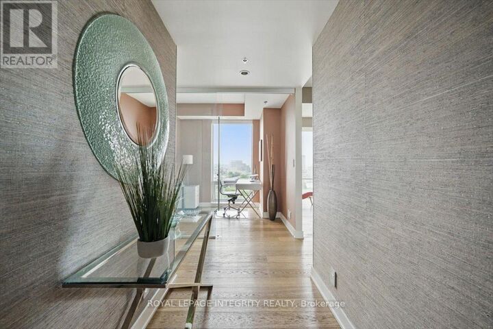 Property Photo: 428 Sparks Street 1006 ON K1R 0B3
