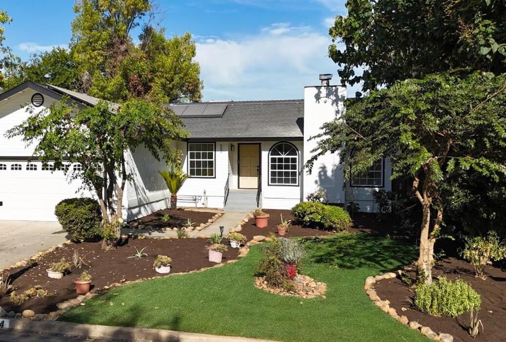 Property Photo:  554 N Burgan Avenue  CA 93727 