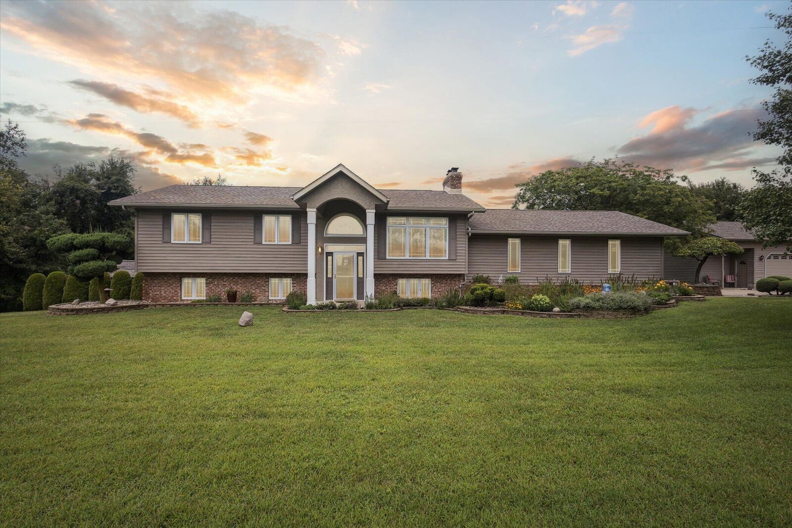 Property Photo: 6885 E 700 IN 46552