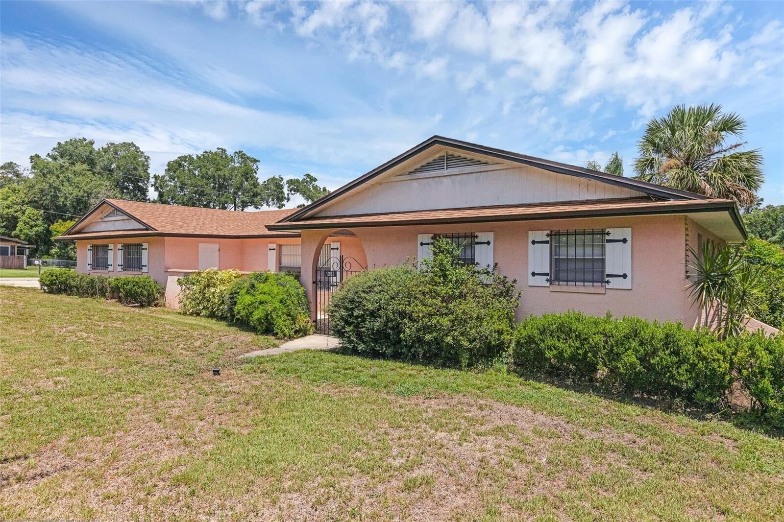 Property Photo:  1203 N Amelia Avenue  FL 32724 