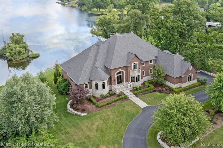 Property Photo: 1456 Lochridge Road MI 48302 0733