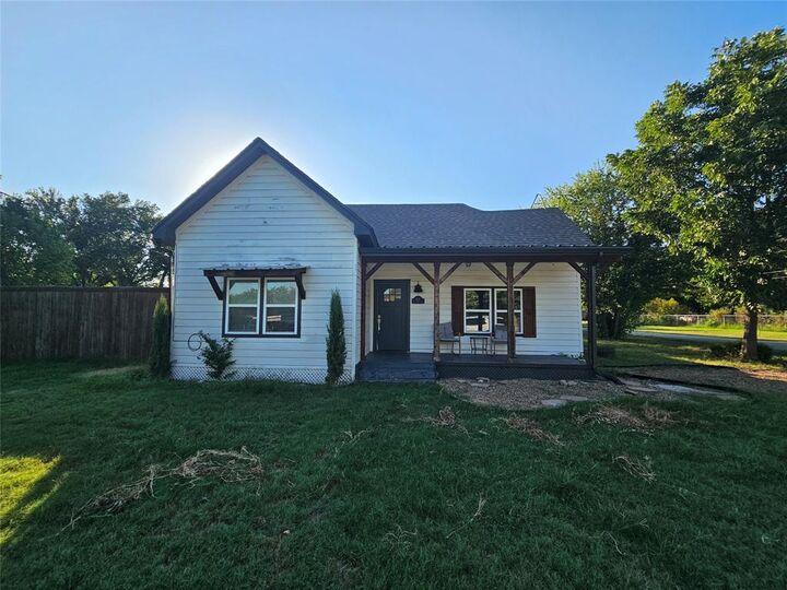 Property Photo: 202 S Trappier Street TX 76225
