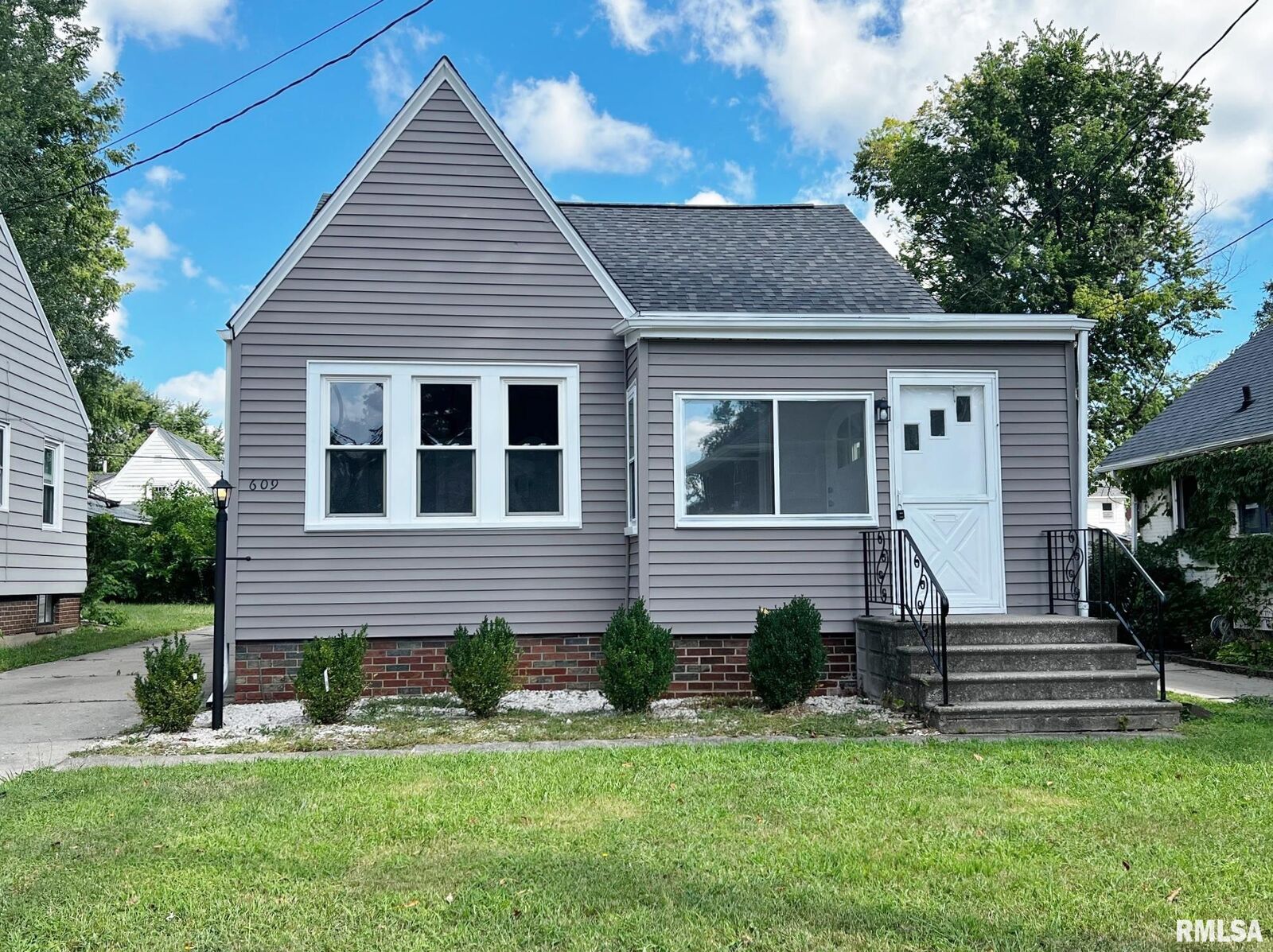 Property Photo: 609 W Hudson Street IL 61604