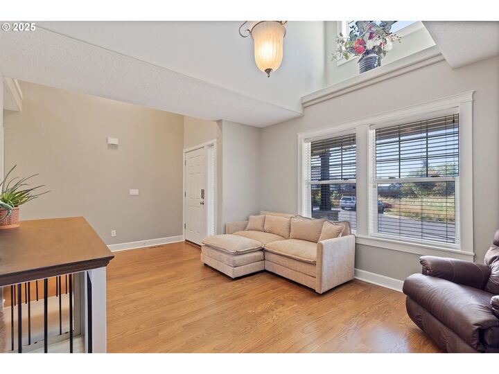 Property Photo: 640 E Buttercup St OR 97148