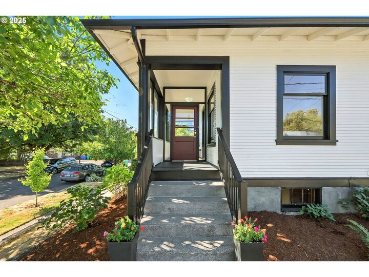 Property Photo: 6105 S Hood Ave OR 97239