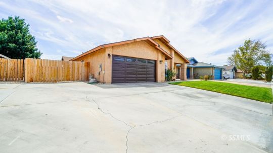 Property Photo: 811 White Oak Dr CA 93555