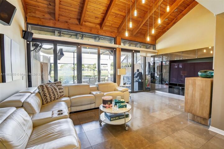 Property Photo: 1530 W Golfview Dr FL 33026