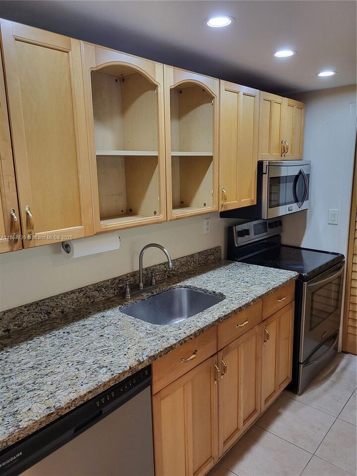 Property Photo: 230 Lakeview Dr 207 FL 33326
