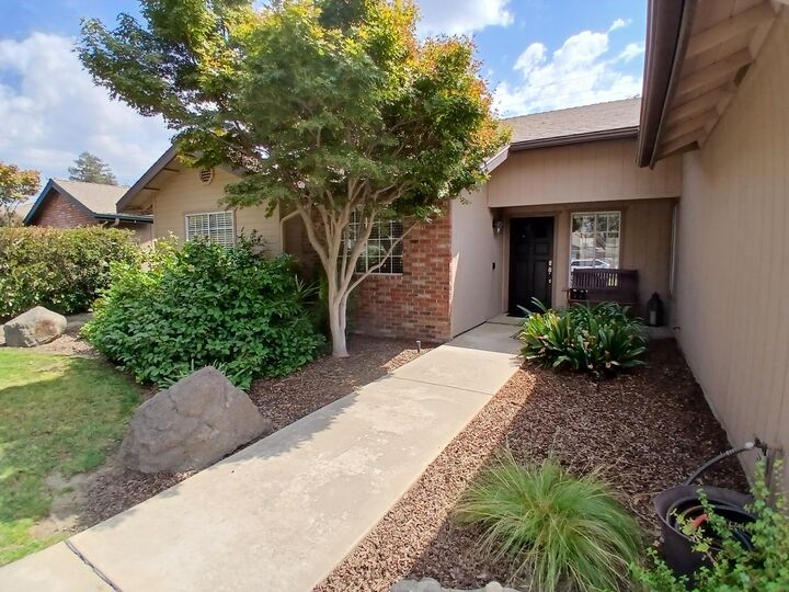 Property Photo:  235 Mark Twain Avenue  CA 93274 