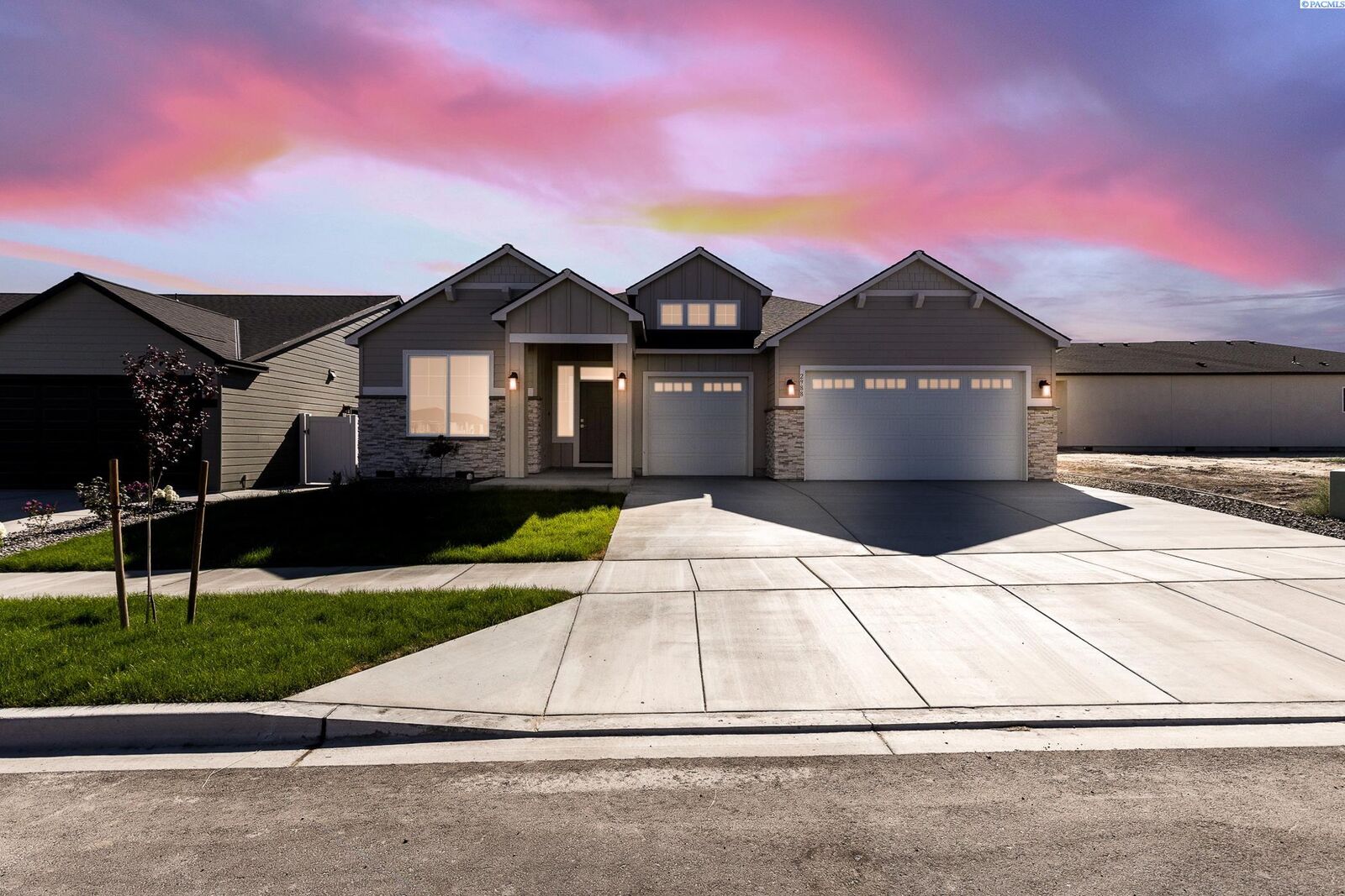 Property Photo: 2988 Tarragon Ave WA 99352