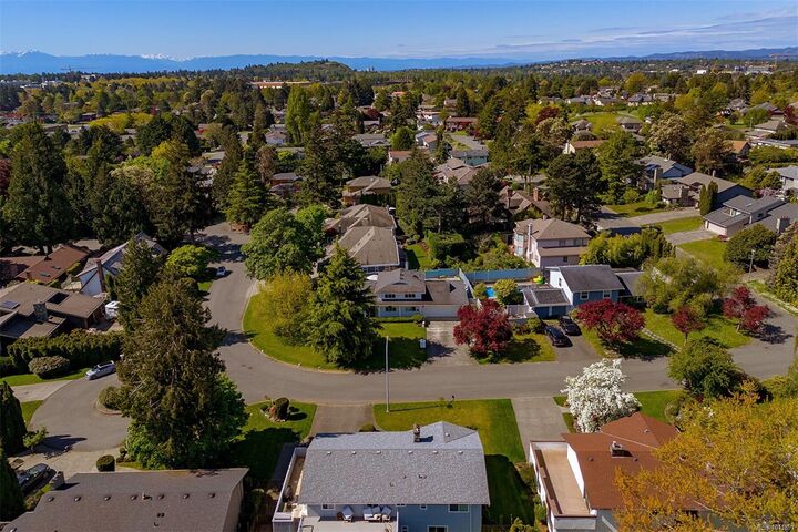 Photo de la propriété:  2295 Greenlands Rd  BC V8N 5B9 