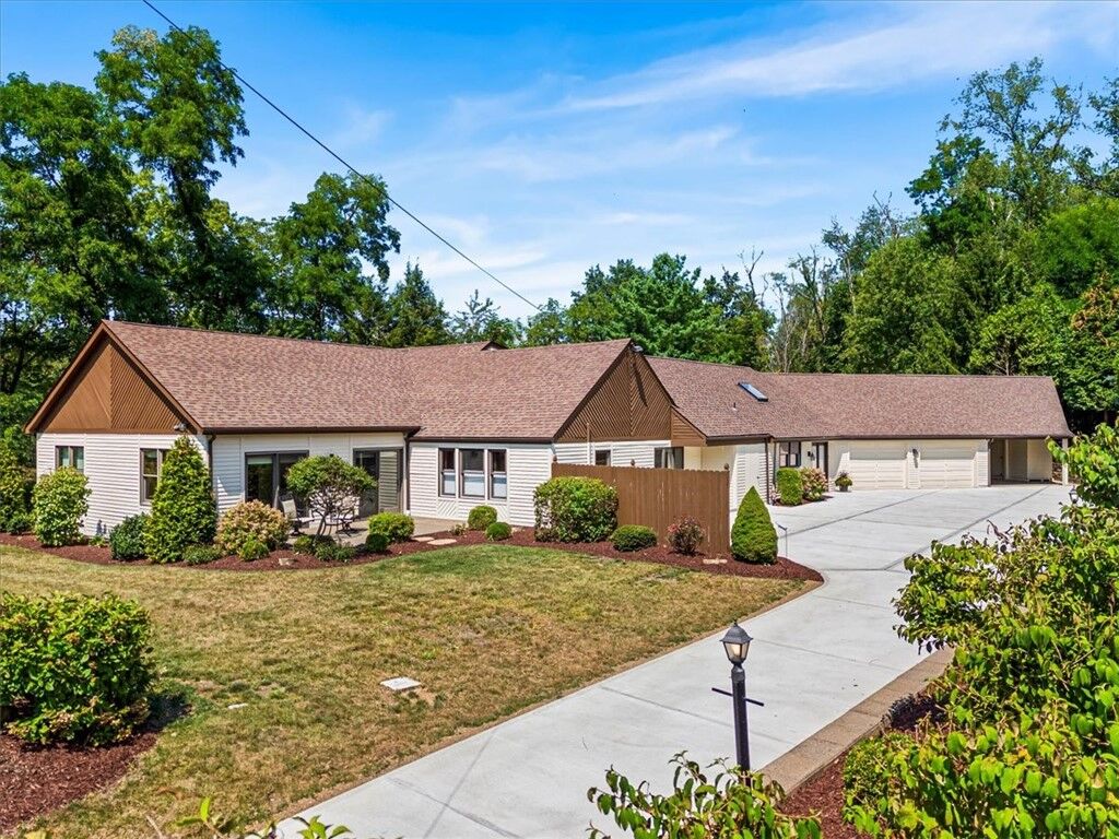 Property Photo: 2350 Morrow Rd PA 15241