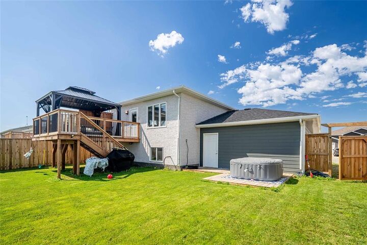 Property Photo: 22 Cresccentwood Drive MB R5G 2P9