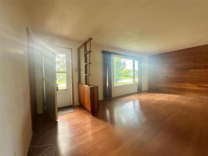 Property Photo:  353 7th Street East  MB R9A 1L6 