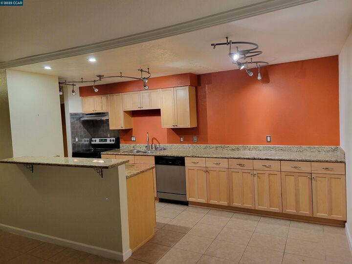 Property Photo: 590 El Dorado 109 CA 94611