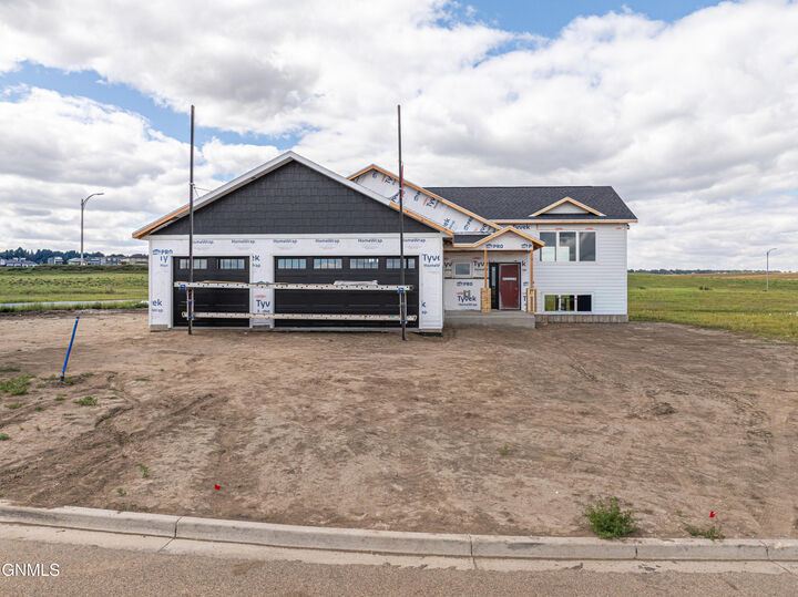 Property Photo:  3511 Silver Leaf Avenue NW  ND 58554 