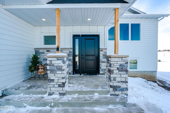 Property Photo:  3511 Silver Leaf Avenue NW  ND 58554 