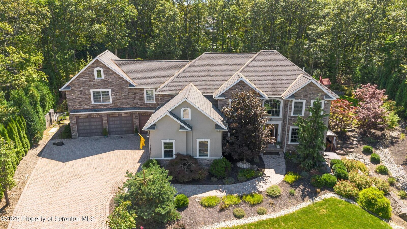 Property Photo:  117 Wellington Drive  PA 18444 