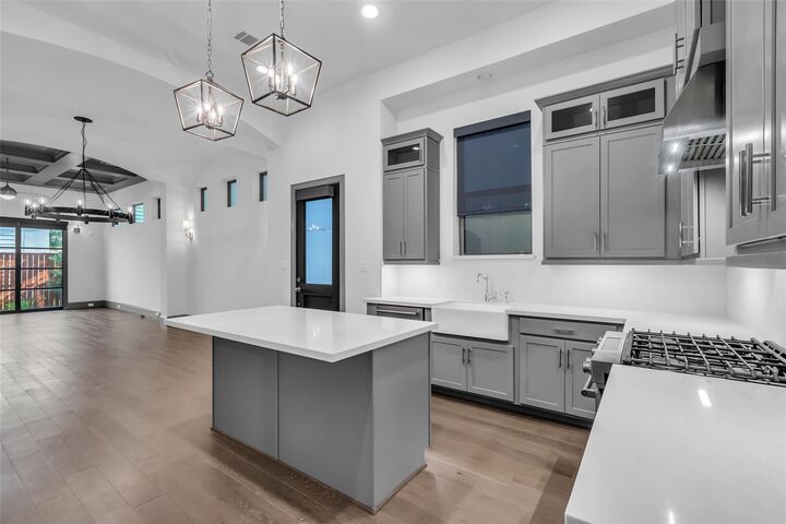 Property Photo:  1906 W 25th Street  TX 77008