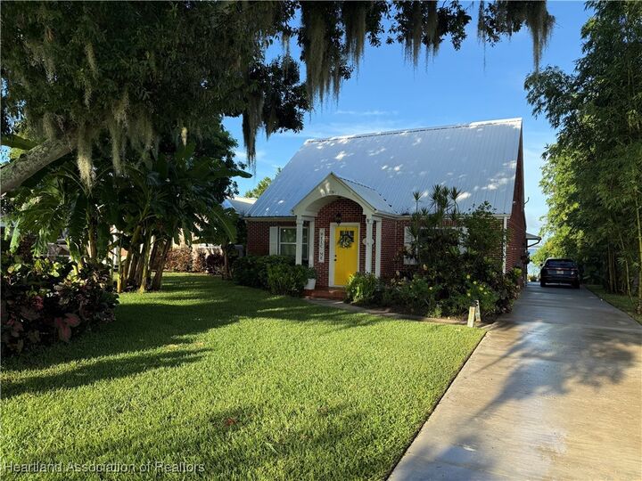 Property Photo:  1961 Lakeview Drive  FL 33870 