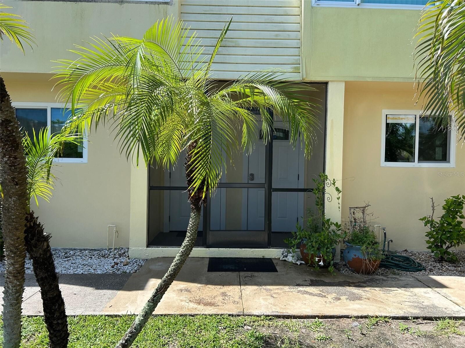 Property Photo: 1020 W Marion Avenue 42 FL 33950