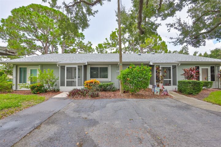 Property Photo: 2206 Horsham Place FL 33573