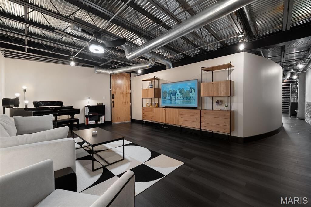 Property Photo: 2323 Locust Street 212 MO 63103