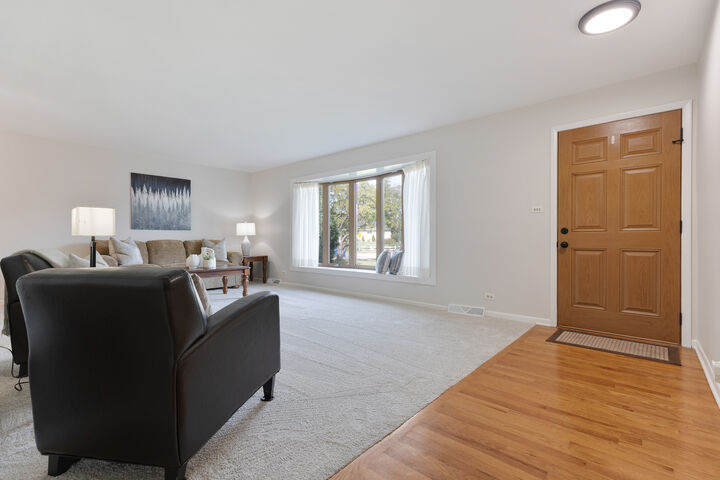 Property Photo: 1827 W Sherry Lane IL 60101